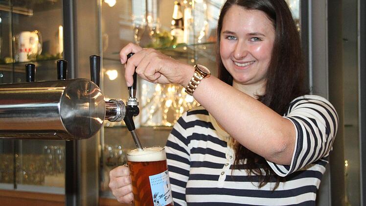 In Bayerischen Brauereimuseum im Kulmbacher Mönchshof erzählt Melanie Fraas von ihrer Leidenschaft fürs Bier und zapft anschließend ein frisches Seidla. Foto: Dagmar Besand