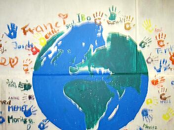 Mit ihren H&auml;nden haben sich unbegleitete Minderj&auml;hrige sowie Sch&uuml;ler des Franz-Ludwig-Gymnasiums und Direktor Rainer Herzing auf einer Schulwand verewigt.  Foto: privat