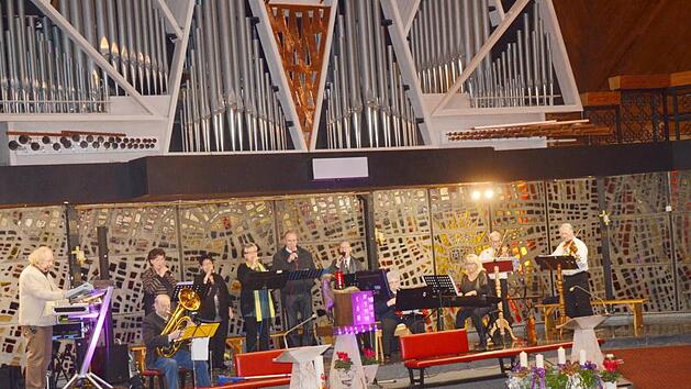 Die BRK-Seniorenband mit Koordinator Rainer Lohr (links) spielte und sang sich bei einem beeindruckenden einf&uuml;hlsamen Benefizkonzert  in die Herzen der Besucher in der St. Laurentius Kirche in Buchbach. Foto: Karl-Heinz Hofmann