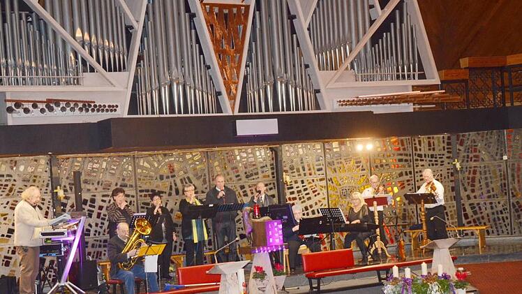 Die BRK-Seniorenband mit Koordinator Rainer Lohr (links) spielte und sang sich bei einem beeindruckenden einfühlsamen Benefizkonzert  in die Herzen der Besucher in der St. Laurentius Kirche in Buchbach. Foto: Karl-Heinz Hofmann