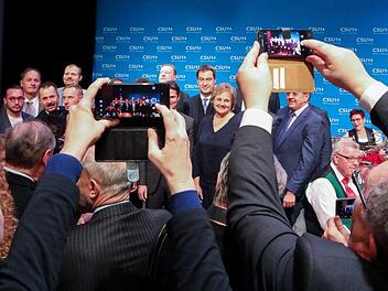 Den Moment festhalten: Aufs Gruppenbild mit dem Ministerpräsidenten durften nur die Bürgermeisterkandidaten aus Stadt und Landkreis Coburg. Foto: Barbara Herbst