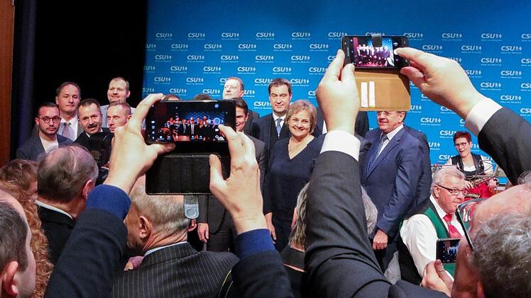 Den Moment festhalten: Aufs Gruppenbild mit dem Ministerpräsidenten durften nur die Bürgermeisterkandidaten aus Stadt und Landkreis Coburg. Foto: Barbara Herbst