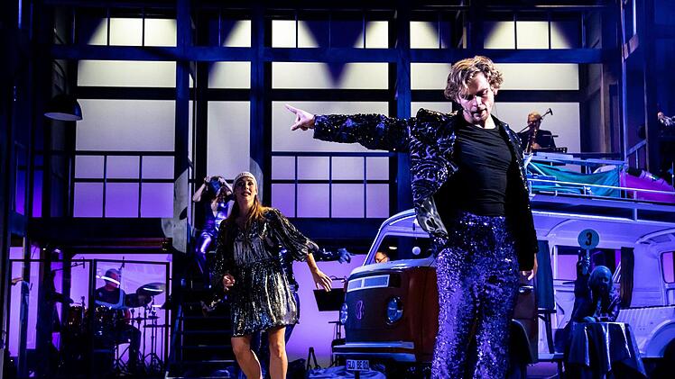 Umjubelt: Die "Globe Songs" feierten Premiere am Landestheater Coburg.Foto: Sylvain Guillot