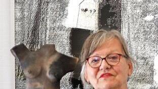 Vorsitzende Anita Magdalena Franz mit einem Torso aus Ton