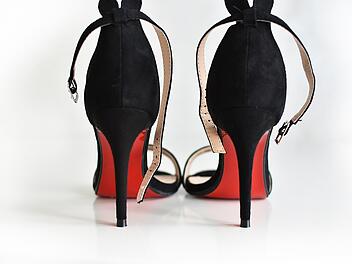 High Heels verstehen sich nicht mit Parkettböden.