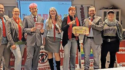 Im Bild die f&uuml;r den Stadtrat nominierten Kandidaten (von links): Phillip Medina, Julia Medina, Marco Lunz, Gabi Bitter, Bea Wirth, Nicolai Schaufler und Coco Baier (nicht im Bild P&auml;t R&ouml;schlein, Isaak Daniel Rizzo Jaramillo und Ursel Bohlje).