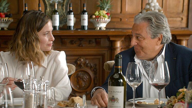Frankreichs Star-Komiker Christian Clavier w&auml;rmt als Fr&eacute;d&eacute;ric seine Rolle aus den "Monsieur Claude"-Filmen auf: als von Vorurteilen zerfressener Vater, der mit der Partnerwahl seiner Tochter (Chlo&eacute; Coulloud) nicht einverstanden ist. Nicht nur die franz&ouml;sischen Kinog&auml;nger liebten "Oh lala: Wer ahnt denn sowas?", und so folgt schon bald Teil zwei.