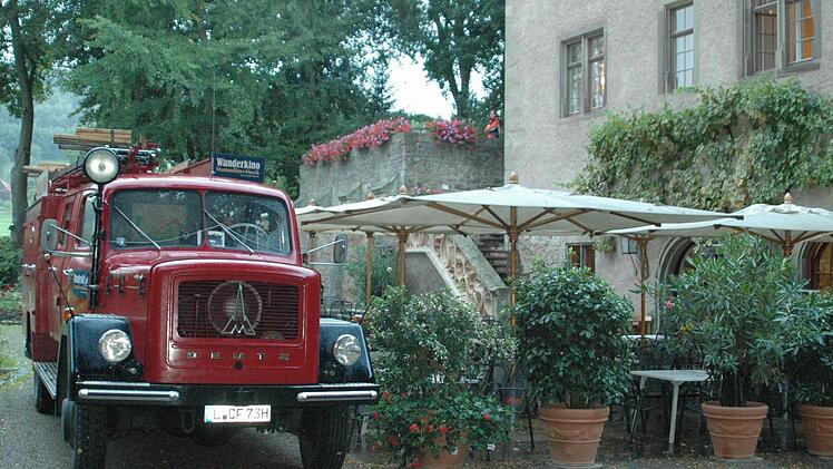 Ein altes Feuerwehrauto dient nicht nur als Transportfahrzeug für das Wanderkino, sondern auch als Träger für die Leinwand bei Open-Air-Veranstaltungen.