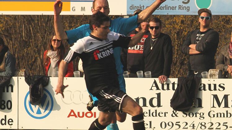 Auf dem Linken Flügel lässt der Sander Dinis Ribeiro (vorne) seinem Gegenspieler das Nachsehen. Foto: Günther Geiling