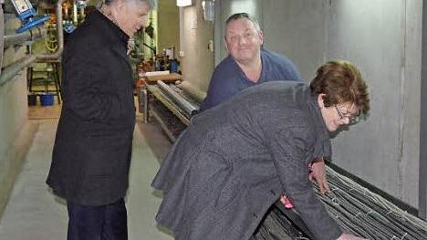 Rainer Langer (Mitte) erklärt Michael Weyh und Zweiter Bürgermeisterin Elke Protzmann, die Technik in der Unterwelt der Kläranlage.