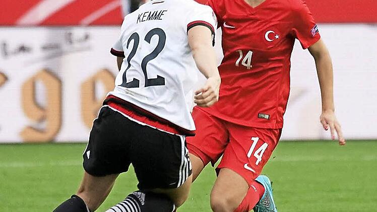Dilara Türk (rechts) hier im Zweikampf mit Tabea Kemme.  Foto: imago