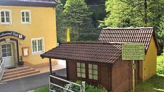 Aktuelle Ansicht der Stempfermühle mit der Tafel vor dem Hauseingang