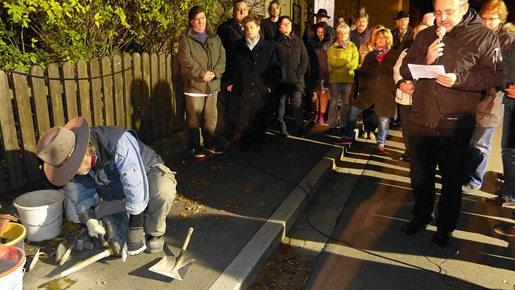 Für Domkapitular Norbert Jung (mit Mikrofon) ist der neue Stolperstein auch ein "Stolperstein für die Kirche als Institution".  Foto: Marion Krüger-Hundrup