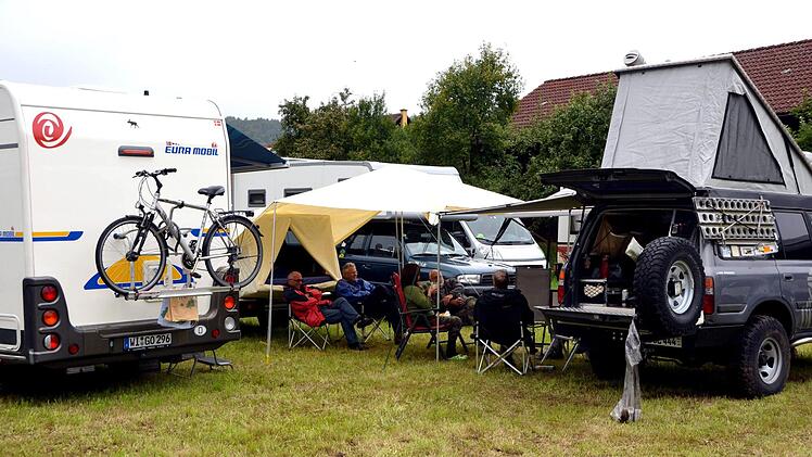 Abenteurer und Weltenbummler haben sich beim Globetrotter-Treffen vom feuchten Wetter nicht die Stimmung vermiesen lassen. Ein Ländersammler liest aus seinem neuen Buch. Foto: Peter Rauch