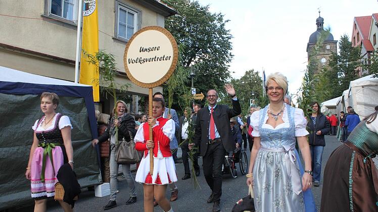 Auch ehemalige Korbstadtköniginnen waren mit von der Partie; hier flankieren sie das Schild, das die Volksvertreter ankündigt.Popp
