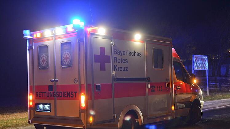 Der 21-Jährige schlug während seiner Versorgung plötzlich um sich, beleidigte und bedrohte seine Helfer. Symbolfoto: Ronald Rinklef