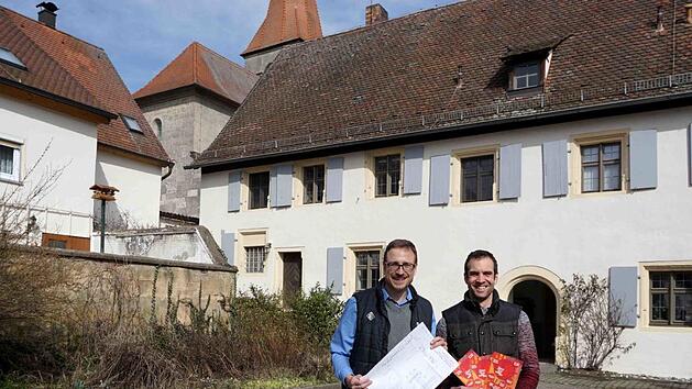 Pfarrer Peter S&ouml;der (l.) und Michael Frohmader vom Museumsverein erl&auml;utern das Projekt.   Foto: Richard S&auml;nger