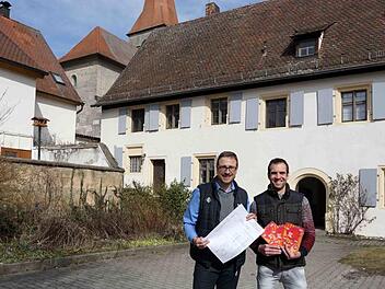 Pfarrer Peter Söder (l.) und Michael Frohmader vom Museumsverein erläutern das Projekt.   Foto: Richard Sänger