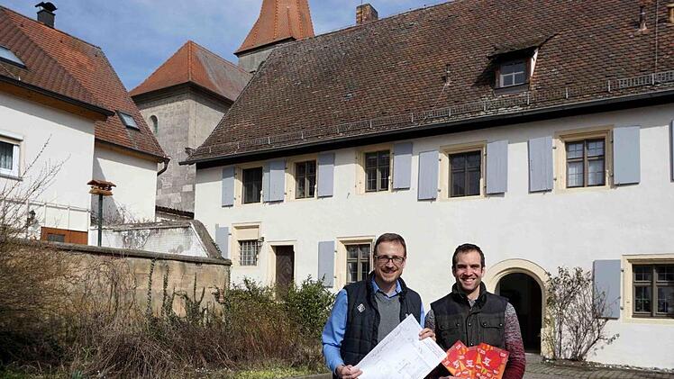 Pfarrer Peter Söder (l.) und Michael Frohmader vom Museumsverein erläutern das Projekt.   Foto: Richard Sänger