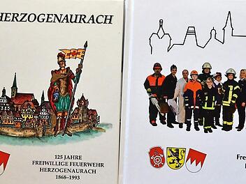 Die Bücher ähneln sich, die Aufmachung ist die gleiche: Links die "Festschrift" zum 125. und rechts zum 150. Jubiläum.  Fotos: Bernhard Panzer