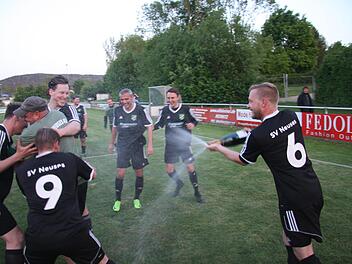 Sektdusche für den Trainer: Andre Türkis (mit Mütze) kann vor der Attacke von Peter Seubold nicht fliehen.  Foto: Dieter Koch, anpfiff.info