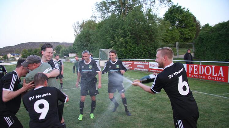 Sektdusche für den Trainer: Andre Türkis (mit Mütze) kann vor der Attacke von Peter Seubold nicht fliehen.  Foto: Dieter Koch, anpfiff.info