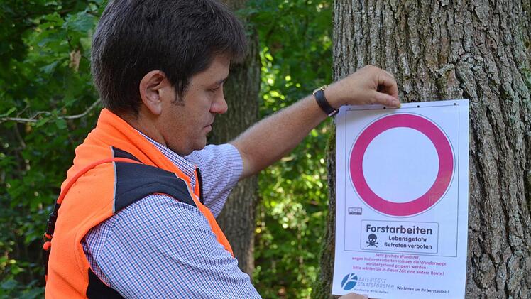 Stefan Wittenberg bringt ein Warnschild an.
