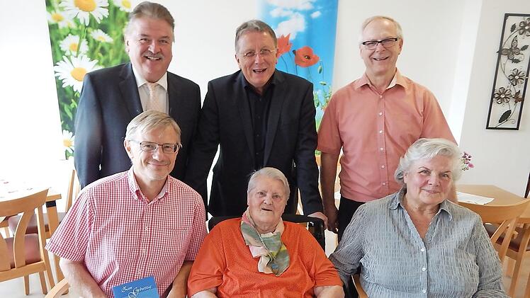 Kathi Lauterbach (vorne, Mitte) hat noch Freude am Leben. Dass es ihr weiter gut geht, wünschten Tochter Edeltraud (rechts daneben), Pfarrer Jürgen Singer (vorne, links) sowie (stehend, von links) Landrat Klaus Peter Söllner, Oberbürgermeister Henry Schramm und Heimleiter Uwe Gieselmann. Foto: Horst Wunner