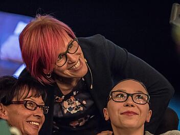 Heiß begehrt: Selfies mit der mehrfachen Gold-Medaillen-Gewinnerin Kati-Wilhelm beim Benefizabend im Coburger Landestheater: Foto: Jochen Berger