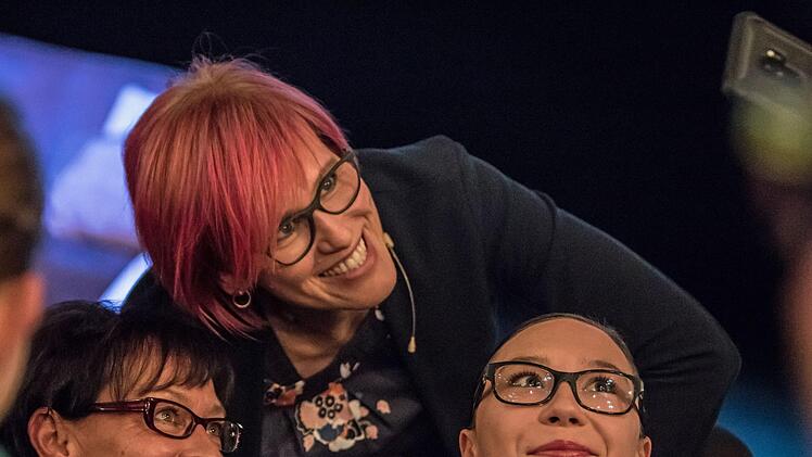 Heiß begehrt: Selfies mit der mehrfachen Gold-Medaillen-Gewinnerin Kati-Wilhelm beim Benefizabend im Coburger Landestheater: Foto: Jochen Berger
