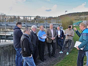 Mit sorgenvollen Mienen hörten die Mitglieder des Bauausschusses Ebern und Bürgermeister Jürgen Hennemann (Fünfter von links) vor einigen Monaten, was Martin Lang (rechts) über die in die Jahre gekommene Kläranlage erläuterte. Am Donnerstagabend  beschloss der  Stadtrat Ebern für die Ertüchtigung der Anlage Maßnahmen in Höhe von 860 000 Euro beschlossen. Helmut Will