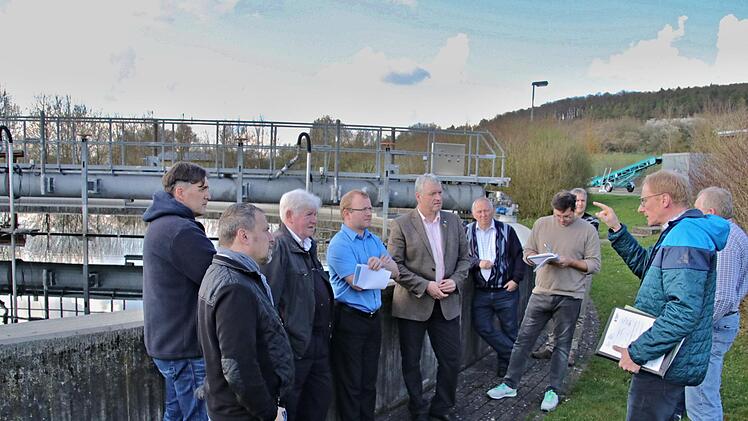 Mit sorgenvollen Mienen hörten die Mitglieder des Bauausschusses Ebern und Bürgermeister Jürgen Hennemann (Fünfter von links) vor einigen Monaten, was Martin Lang (rechts) über die in die Jahre gekommene Kläranlage erläuterte. Am Donnerstagabend  beschloss der  Stadtrat Ebern für die Ertüchtigung der Anlage Maßnahmen in Höhe von 860 000 Euro beschlossen. Helmut Will