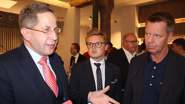 Hans-Georg Maaßen (links) im Gespräch unter anderem mit dem Coburger JU-Vorsitzenden Maximilian Forkel (Mitte).Oliver Schmidt