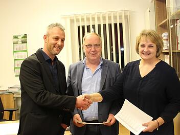 Faire Geste nach knappem Ergebnis: Nina Liebermann (rechts) und Dirk Ruppenstein (SPD) schütteln sich die Hände. Wahlleiter Werner Thomas (Mitte) wird am 29. März die Ergebnisse der Stichwahl zwischen beiden Bürgermeisterkandidaten bekannt geben. Foto: Sven Dörr