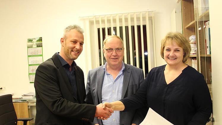 Faire Geste nach knappem Ergebnis: Nina Liebermann (rechts) und Dirk Ruppenstein (SPD) schütteln sich die Hände. Wahlleiter Werner Thomas (Mitte) wird am 29. März die Ergebnisse der Stichwahl zwischen beiden Bürgermeisterkandidaten bekannt geben. Foto: Sven Dörr