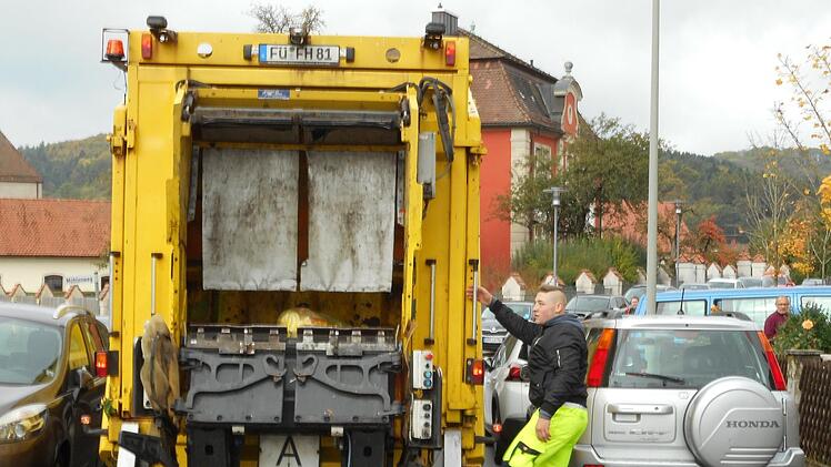 Fahrzeuge wie die Müllabfuhr kommen in Weißenohe teilweise nur schwer durch die Massen an parkenden Autos.