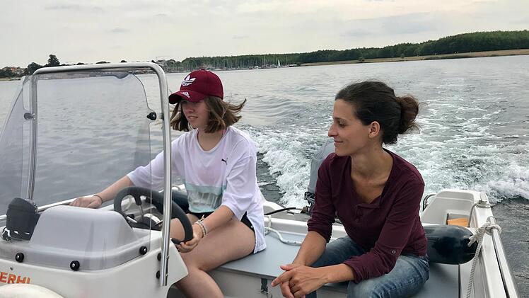 Die Ausbildung für den Motorbootschein führt Eunike Schu (rechts) auch im Binnengewässer durch.