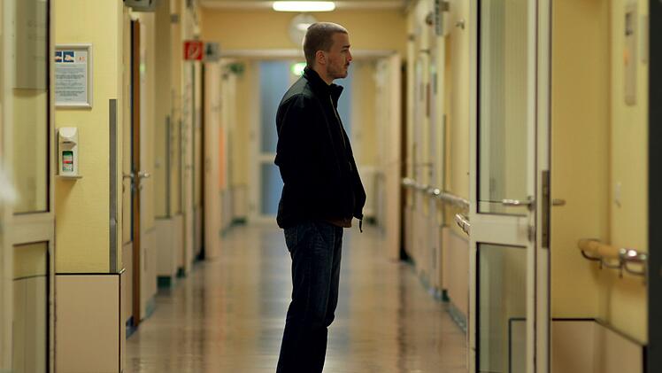 Micha (Albrecht Schuch) beobachtet Benni, die mal wieder im Time-Out-Raum in der psychiatrischen Klinik gelandet ist.