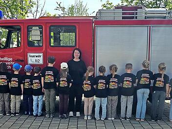 Die Sechs- bis Neunj&auml;hrigen der Bramicher L&ouml;schfr&ouml;sch in ihren neuen T-Shirts mit den Betreuerinnen Tina Voll (l.), Melissa Voll Seufert (Mitte) und Feuerwehrkommandant Tobias K&ouml;th (rechts).