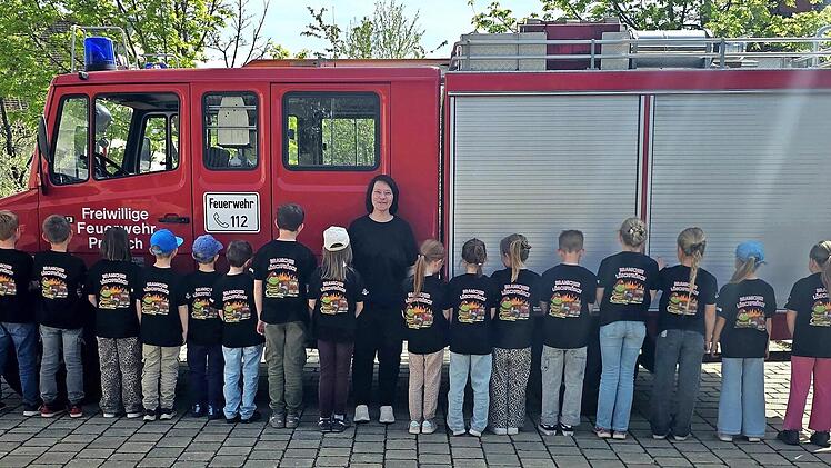 Die Sechs- bis Neunj&auml;hrigen der Bramicher L&ouml;schfr&ouml;sch in ihren neuen T-Shirts mit den Betreuerinnen Tina Voll (l.), Melissa Voll Seufert (Mitte) und Feuerwehrkommandant Tobias K&ouml;th (rechts).