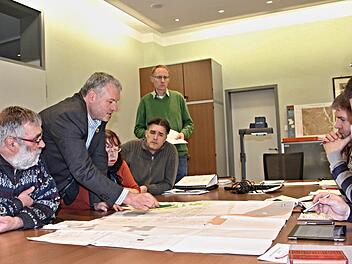 Intensiv diskutierten die Mitglieder des Bauausschusses der Stadt Ebern mit Bürgermeister Jürgen Hennemann (zweiter von links) und Bauamtsleiter Martin Lang (hinten stehend) den Plan für den Anbau an die Dr.-Ernst-Schmitt-Realschule Ebern.  Foto: Helmut Will