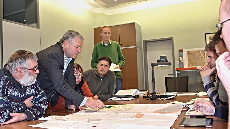 Intensiv diskutierten die Mitglieder des Bauausschusses der Stadt Ebern mit Bürgermeister Jürgen Hennemann (zweiter von links) und Bauamtsleiter Martin Lang (hinten stehend) den Plan für den Anbau an die Dr.-Ernst-Schmitt-Realschule Ebern.  Foto: Helmut Will