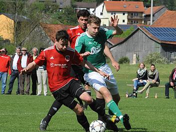 Beingewirr: Allerhand Gehwerkzeuge auseinanderzuhalten sind bei diesem flotten Dreier mit den Fuchsstädtern Simon Bolz (links) und Florian Thurn sowie Riedenbergs Philipp Dorn. Foto: Hopf