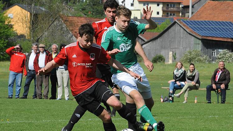 Beingewirr: Allerhand Gehwerkzeuge auseinanderzuhalten sind bei diesem flotten Dreier mit den Fuchsstädtern Simon Bolz (links) und Florian Thurn sowie Riedenbergs Philipp Dorn. Foto: Hopf