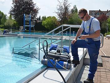 René Urban checkt den Reinigungsroboter vor seinem nächsten Einsatz im Becken. Fotos: Rainer Lutz