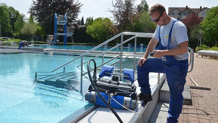 René Urban checkt den Reinigungsroboter vor seinem nächsten Einsatz im Becken. Fotos: Rainer Lutz