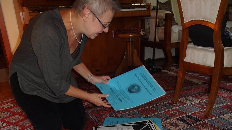 Die künstlerische Gesamtleitung des Kammerchores der Musikschule Ebern hat seit 1998 Ulrike Zeidler inne. Sie dirigiert nicht nur, sondern überlegt sich auch jährlich ein thematisches Programm und verkündet dieses entsprechend auf den Konzertplakaten. In diesem Jahr präsentiert der Chor gesammelten Werke: Die musikalischen Höhepunkte der letzten 30 Jahre.