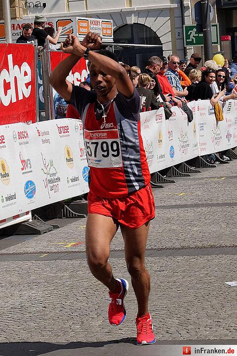 Weltkulturerbelauf 2017 in Bamberg: Der Zieleinlauf am Maxplatz