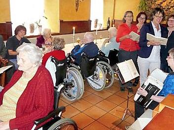Nach dem Mittagessen im "Alla Rustica" wurde mit Musikbegleitung eifrig gesungen. Foto: Dieter Hübner