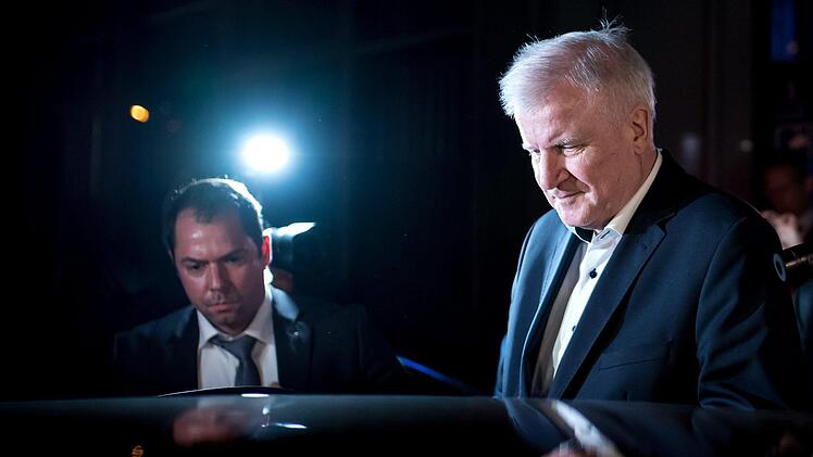 Horst Seehofer hat am Sonntagabend eine Bombe platzen lassen: Er wird womöglich als CSU-Chef und Innenminister zurücktreten. Oder doch nicht? Im Netz haben viele Menschen mit Humor und Häme reagiert.   Foto: Sven Hoppe/dpa